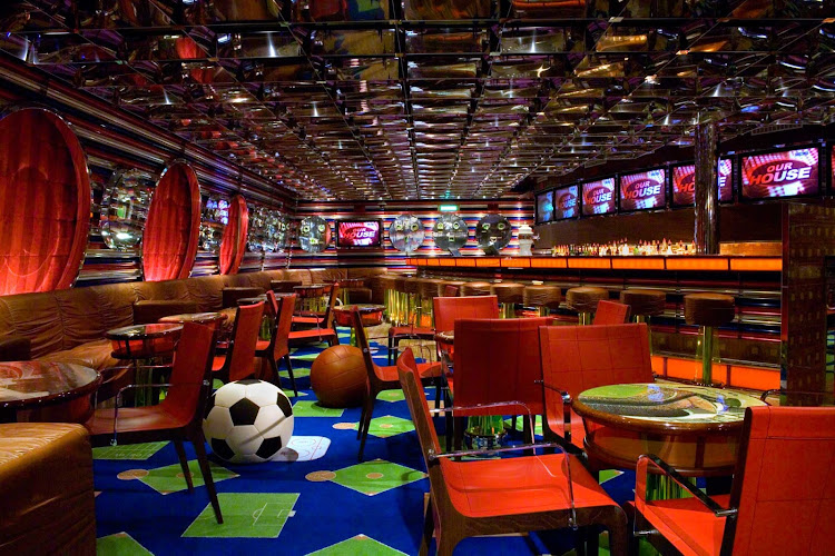 Watch your favorite teams at the Sports Bar aboard Carnival Splendor. 