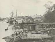 Schip en boten in een haven te Borneo