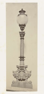 Lantaarn met glazen bol, rustend op een gedraaide bronzen standaard staand op een bronzen voet in de vorm van dieren poten.