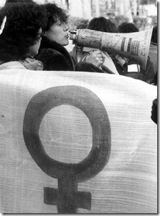 feministas_defienden_aborto_derecho_mujer_decidir_imagen_manifestacion_1982