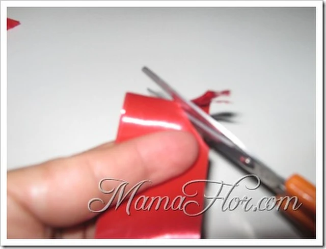 Corte diagonal para dar forma a los pétalos