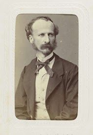 Studioportret van een man met snor en bakkebaarden