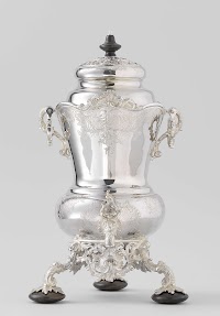 Kraantjeskan, bolvormig, naar boven conisch uitlopend met geschulpte rand, met geciseleerde rocailles