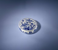 Ronde doos met bloeiende planten, bloemtakken en een erotische scène