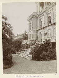De entree naar de tuin van het huis Villa Louise in Menton