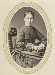 Portret van een vrouw met een jurk en een opgebonden staart