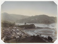 Gezicht op het dorp Mogi en de haven