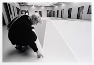 Maria van Elk inspecteert haar werk