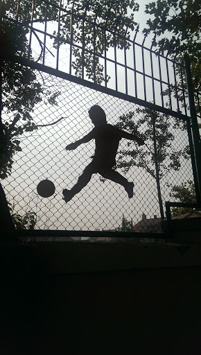 踢球小孩