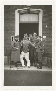 Vijf militairen met pop