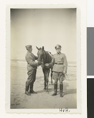 Twee Wehrmacht soldaten aan zee met een paard