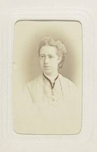 Studioportret van een vrouw met opgestoken haar