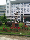 华中科技大学东十二门前雕塑