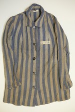 Concentratiekampjas gedragen door Isabel Wachenheimer. Duitsland?, 1938-1945. De Duits-Joodse Isabel Wachenheimer(1928-2010) werd vanuit Amsterdam gedeporteerd naar kamp Westerbork. Van daaruit werd zij naar Theresienstadt, en vervolgens naar Auschwitz gebracht. Op 5 mei 1945 werd zij in een buitenkamp van Mauthausen bevrijd. 