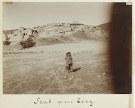 Stad in Galilea, op de voorgrond een kind