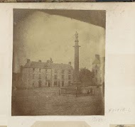 Gezicht op een plein met een triomfzuil in Birr