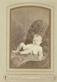 Portret van een baby op een stoel