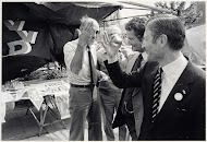 Van Agt wuivend naar VVD-stand