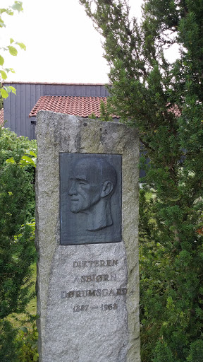 Asbjørn Dørumsgard Statue