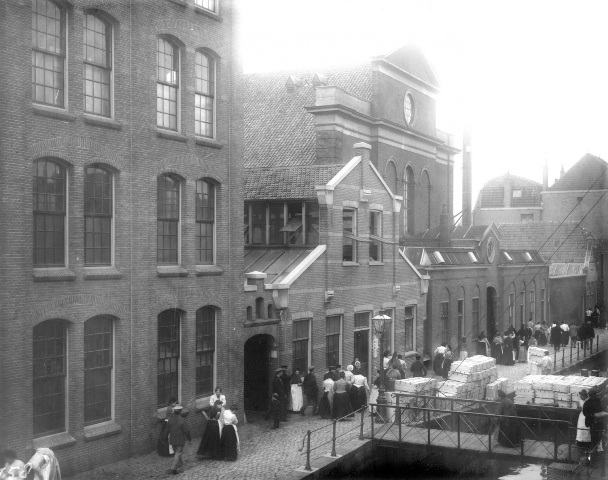 Archiefbeeld: Fabriekspoorten in Leiden 