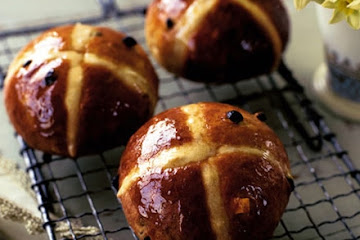 Cheat's hot-cross buns