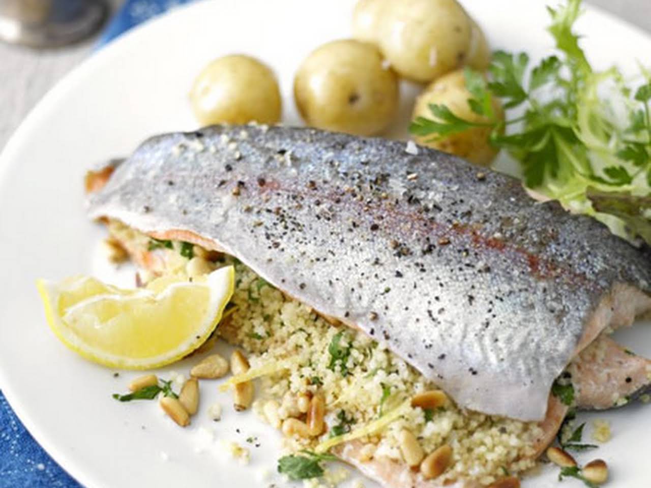 Форель с рисом в духовке. Форель фаршированная рисом. Форель фаршированная рисом. Форель радужная запеченная. Форель с рисом.