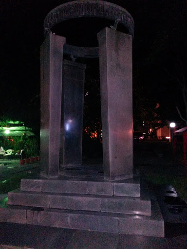 Монумент В Парке