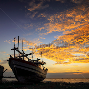 Hangatnya Pagi Kala Itu by I Ketut  Sadia - Transportation Boats