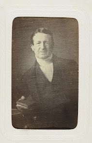 Studioportret van een man met een witte kraag onder zijn kostuum