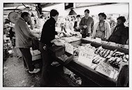 Viskraam van Isaac Locher op de Albert Cuypmarkt