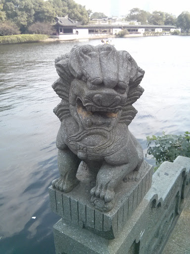 江边狮子