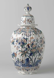 Achtkantige geribde vaas met deksel van veelkleurig beschilderde faïence