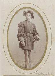 Portret van een jonge man in kostuum met degen, aangeduid als L.G. Castens