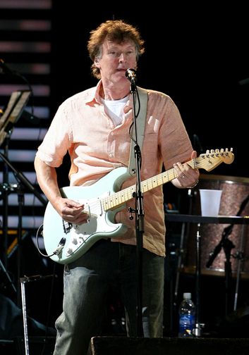 Steve%2520Winwood%2520and%2520guitar.jpg%26imgmax%3D640