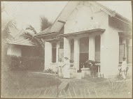 Vrouw en zoon voor het huis aan de Wilhelminastraat