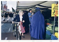 Twee vrouwen in niqaab worden bekeken op de markt