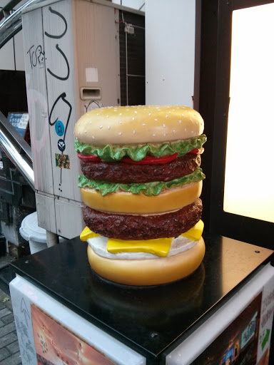 巨大なハンバーガー