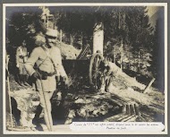 Militairen bij een 75 mm luchtdoelkanon op een draaiend affuit in de bossen van de Dolomieten, vermoedelijk Italianen