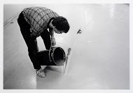 De assistent van Maria van Elk aan het werk