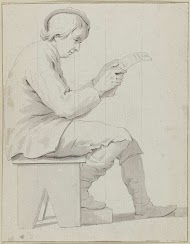 Op een kruk zittende jongeling met een document in zijn handen