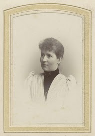 Portret van een jonge vrouw met een col en een geplooide jurk