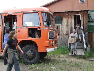 Zunächst beluden wir den SchTEO-Bus mit unserer Camp-Ausrüstung, dann gings nach Nishneangarsk zum Hafen.