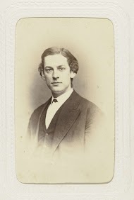 Studioportret van een jongeman met een scheiding in zijn haar.