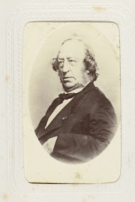 Portret van een man met baard in colbert met strik