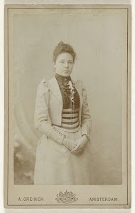 Studioportret van een vrouw in een rok en een jasje met pofmouwen