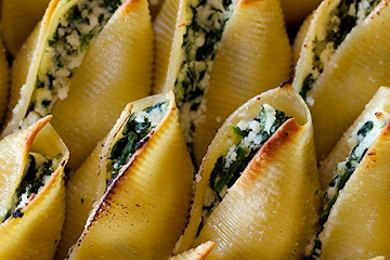 Simple Spinach and Ricotta Stuffed Shells