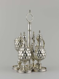 Strooier met ronde gaten in het deksel, behorend bij een specerijenservies