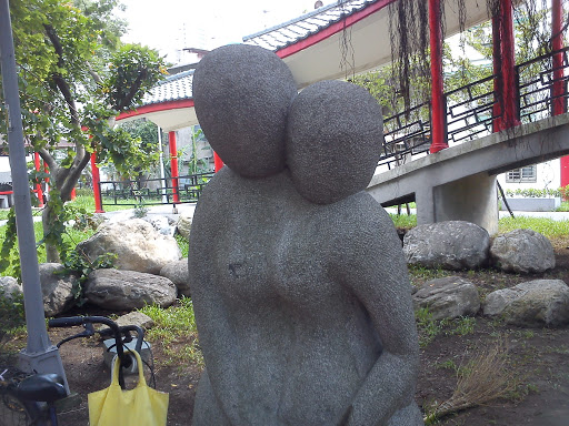 連體嬰雕像
