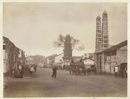 Lokaal straatgezicht in Singapore met torens van tempels en moskeeen