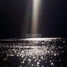 नैनी सरोवर में बिखरे मोती by नवीन जोशी - Nature Up Close Water